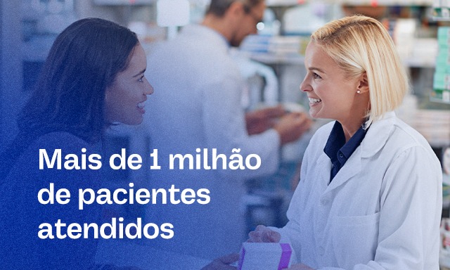 Farmacêutica atendendo uma família na Drogarias Bom Preço